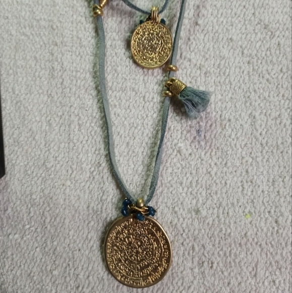 Grey leather cord decorative goldtone pendants and beads necklace - Picture 3 of 6